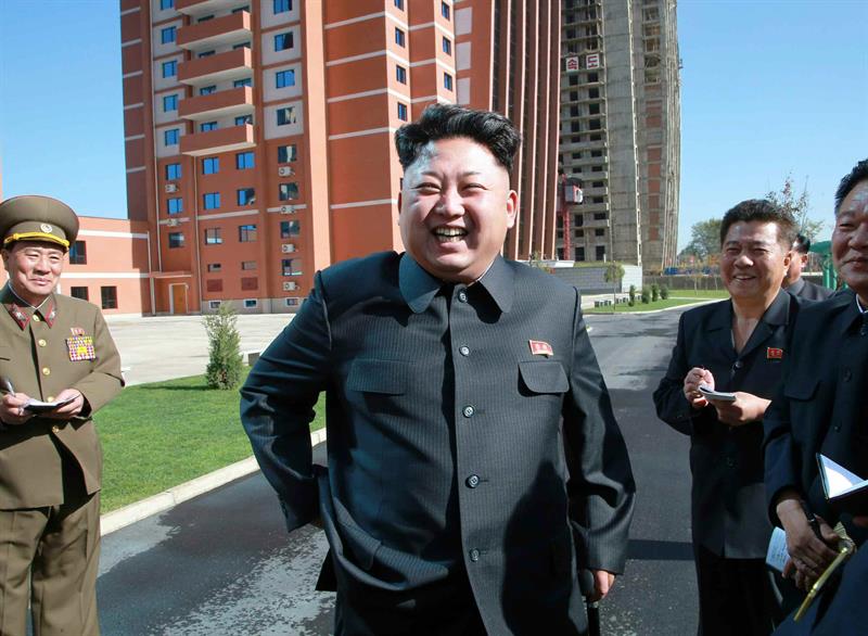 Kim Jong-Un aparece en la prensa oficial sonriente y de nuevo con bastón