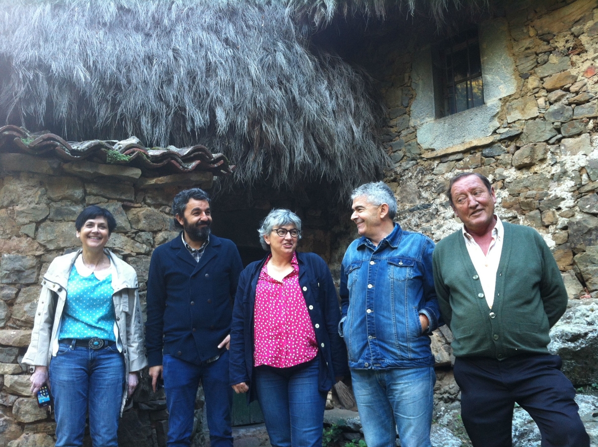 Cultura formaliza la cesión de dos casas de teito de escoba al Ayuntamiento de Somiedo