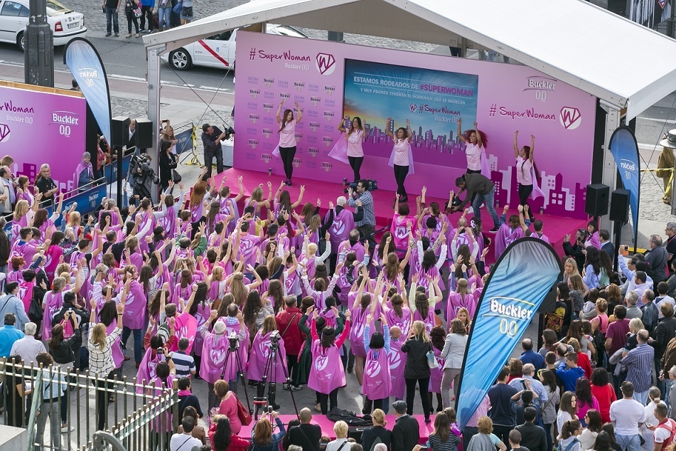 Más de un centenar de personas »bailan» en la Puerta del Sol para apoyar a las #SuperWoman que sufren cáncer de mama