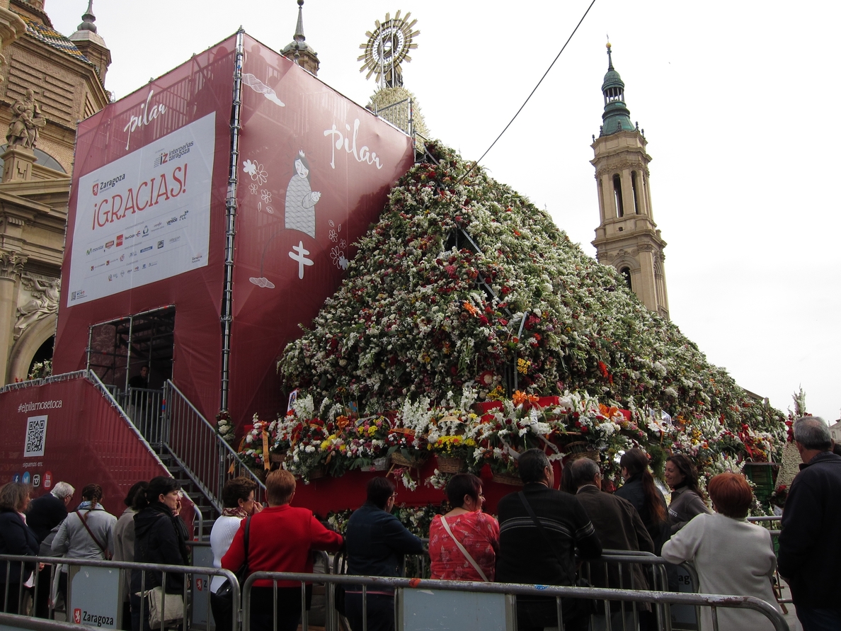 Jerónimo Blasco destaca el tirón popular de mantener una semana el manto floral de la Virgen del Pilar
