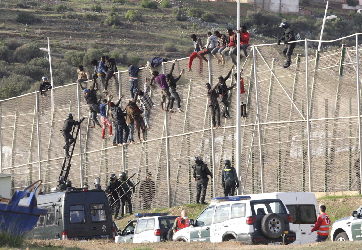 Detenidos 7 inmigrantes llegados en patera a una playa de Mojácar (Almería)