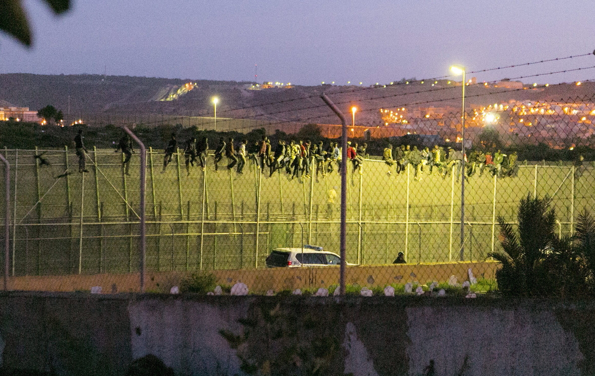 Herido un policía en una nueva avalancha de porteadores en la frontera de Ceuta