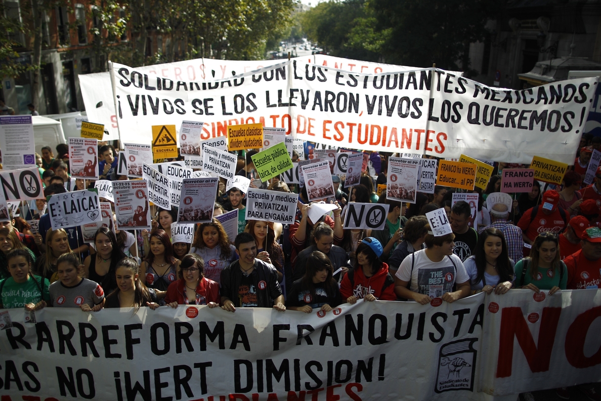 Estudiantes madrileños se manifiestan contra la LOMCE al grito de »No a los recortes» y reclamando el cese de Wert