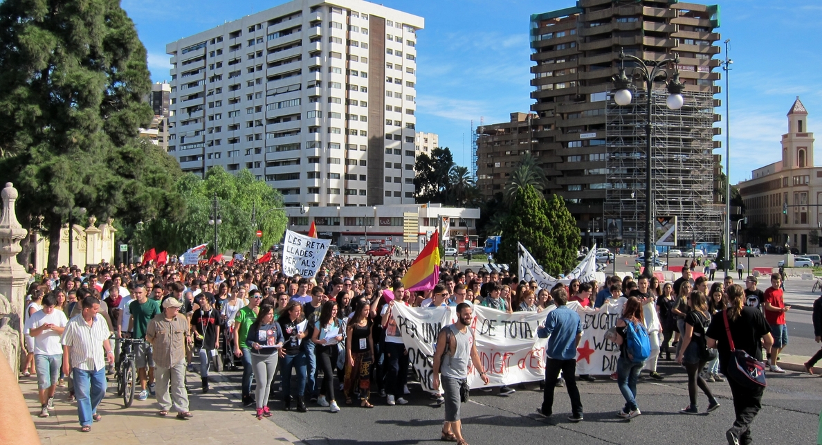 Estudiantes valencianos se manifiestan contra la LOMCE y avisan de que no pararán hasta que Wert y Catalá dimitan