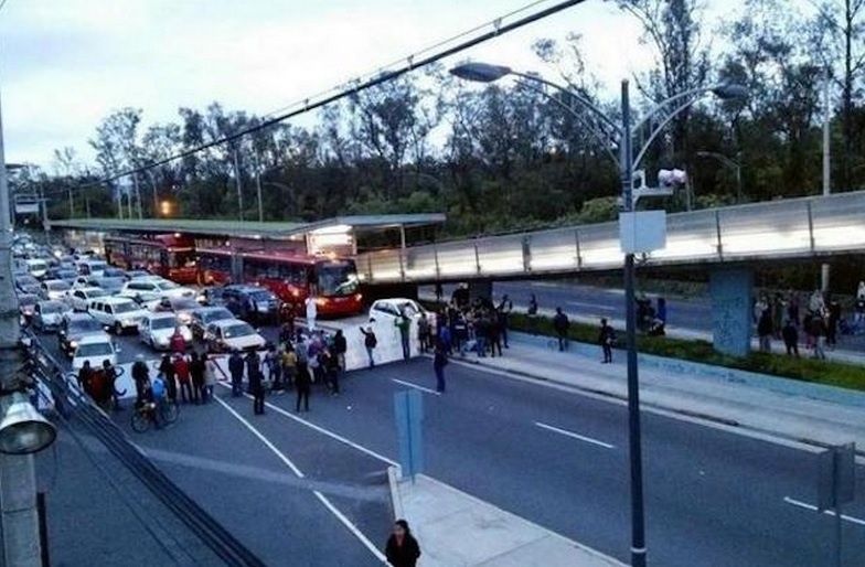 Estudiantes bloquean avenidas de México DF en protesta por los 43 normalistas desaparecidos