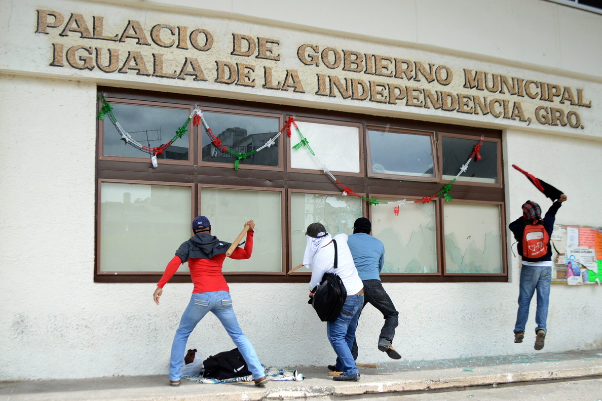 Encapuchados saquean y destrozan comercios en ciudad mexicana de Iguala