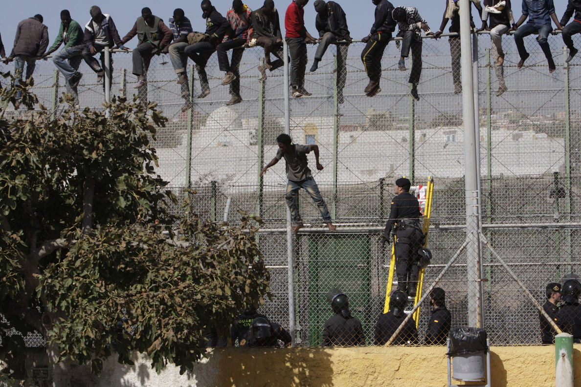 Marruecos evita un nuevo asalto de dos grupos de inmigrantes en la valla de Melilla