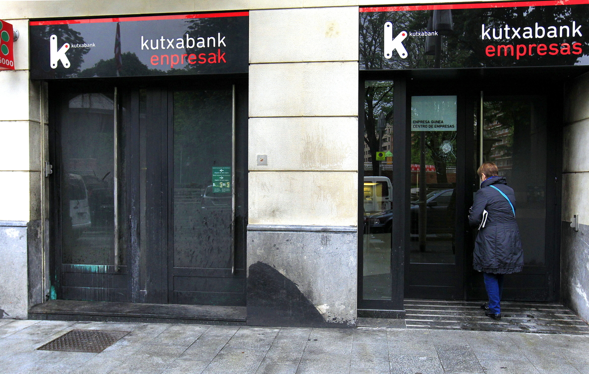 Atacan con artefactos explosivos 2 oficinas de Kutxabank en Igorre y Vitoria