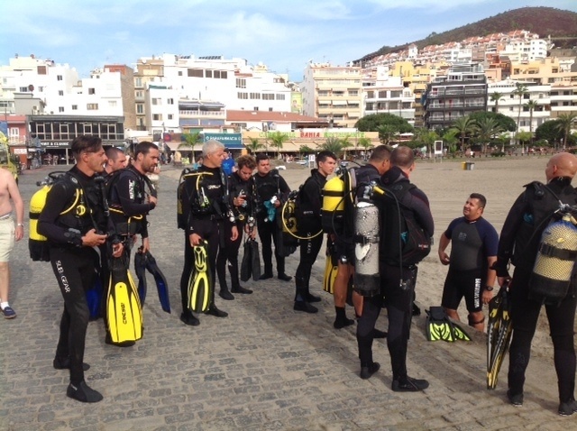 La segunda Fiesta de los Océanos comienza con una limpieza de fondos marinos en Los Cristianos (Tenerife)