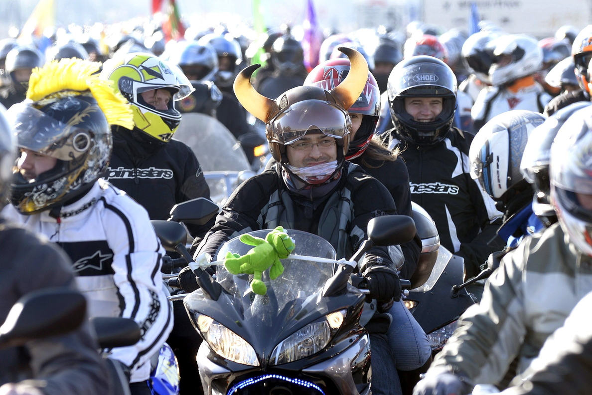 Miles de »pingüinos» en moto toman el centro de Valladolid contra la suspensión en 2015