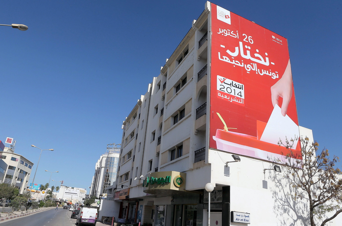Abren los colegios electorales en Túnez para las legislativas