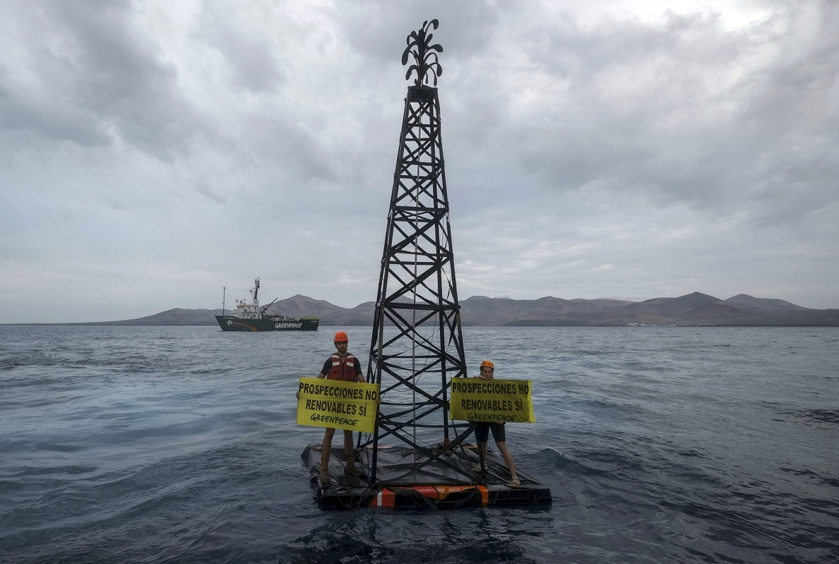 Greenpeace simula un derrame de una plataforma petrolífera en Lanzarote