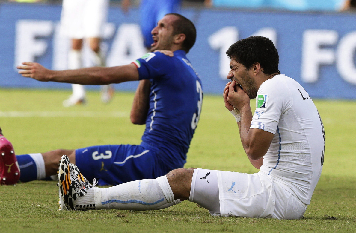 La FIFA castiga a Luis Suárez dejándole fuera de los nominados al Balón de Oro