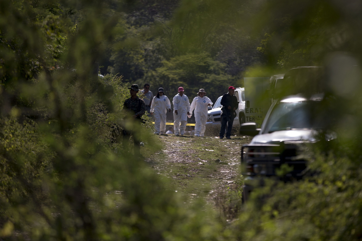 Peritos forenses buscan en vertedero de basura cuerpos de 43 estudiantes