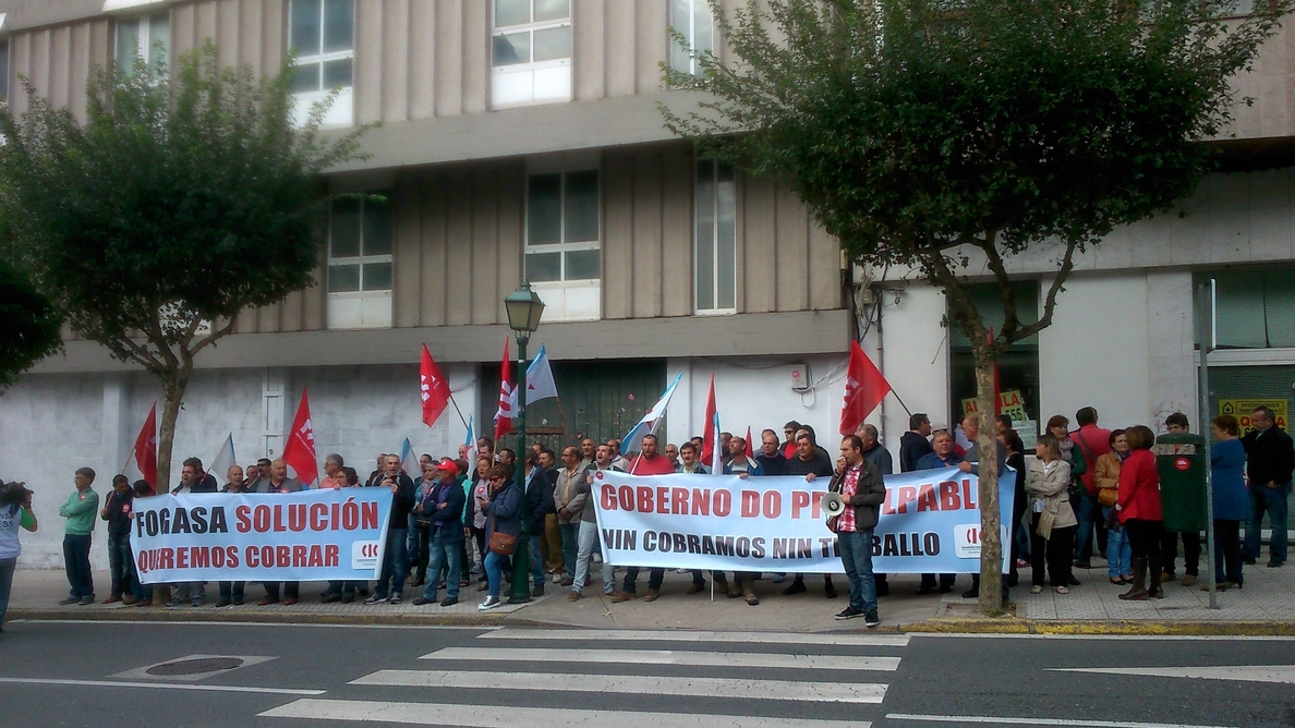 Trabajadores en paro de la provincia de Pontevedra se concentran ante el Parlamento para denunciar retrasos del Fogasa
