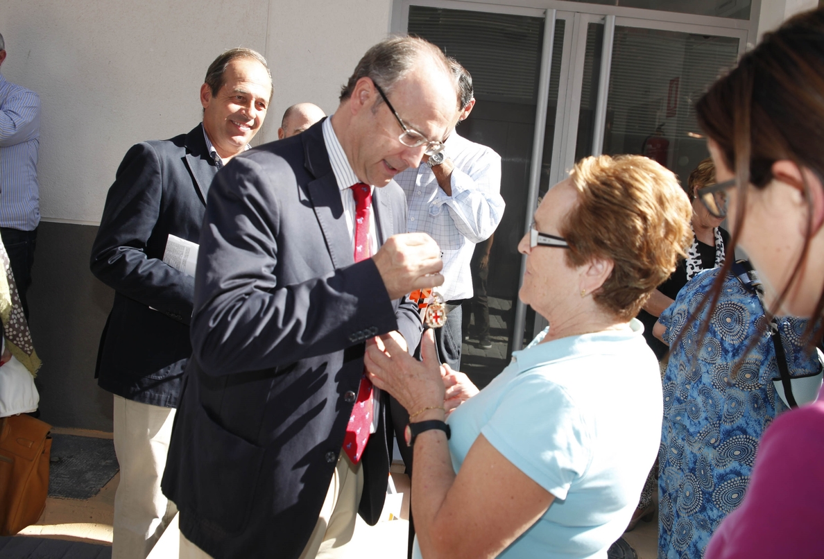 El alcalde entrega las llaves a los propietarios de las 20 nuevas viviendas sociales en Pescadería