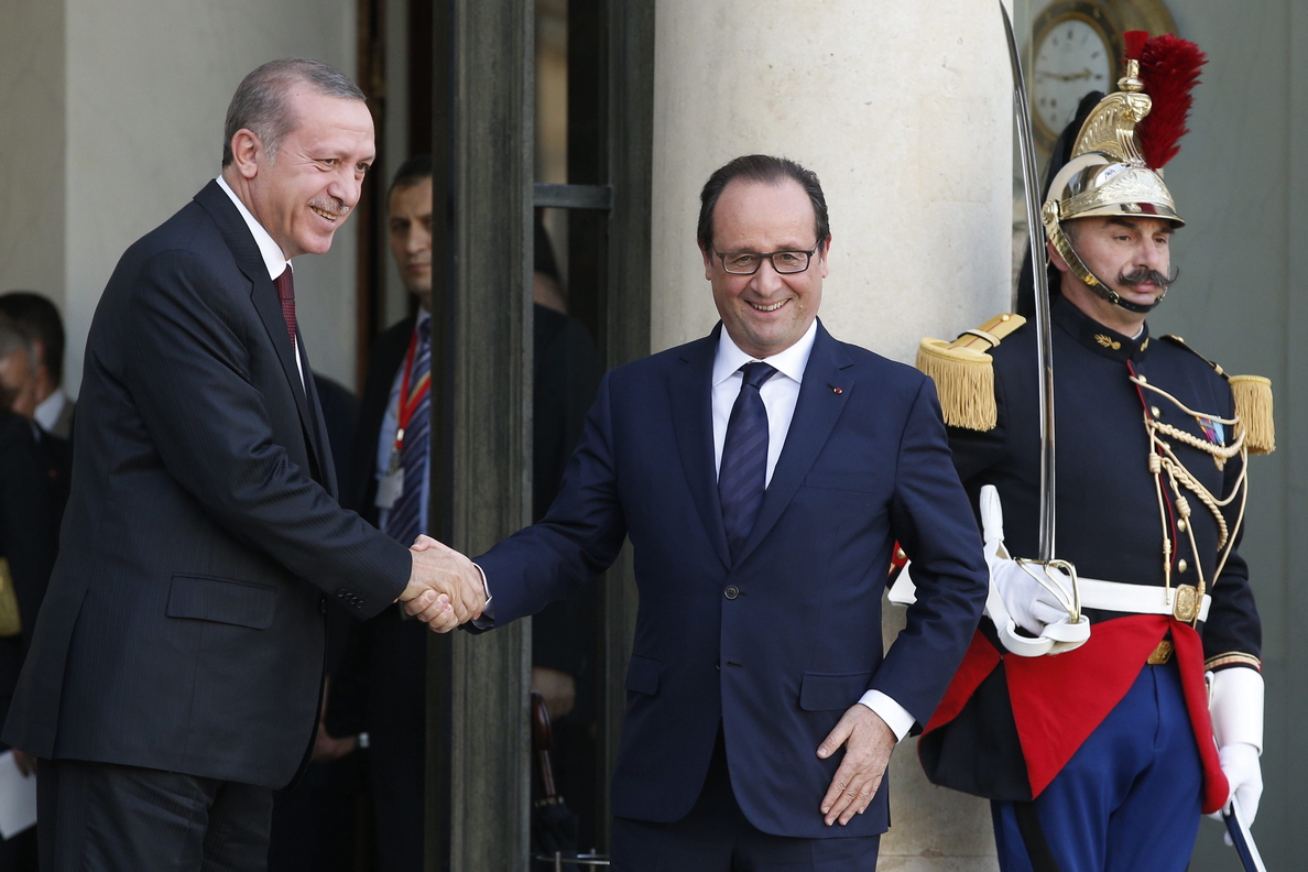 Francia celebra la dimisión de Compaoré por permitir una salida a la crisis