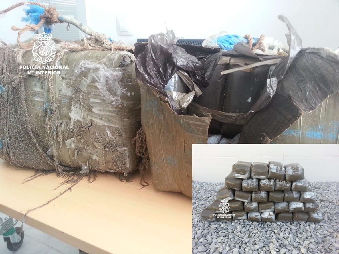 Interceptados dos fardos con 70 kilos de hachís en la playa de Carchuna