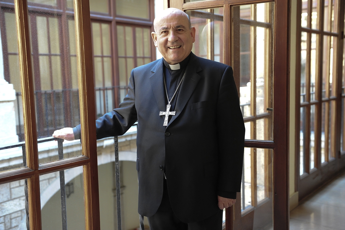 El obispo de Santander recuerda que en esta jornada se rinde culto a «nuestros propios santos»