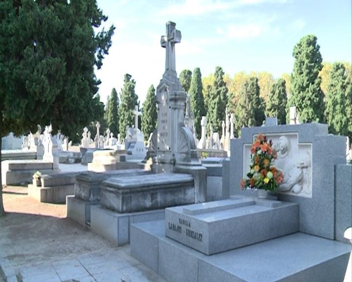 El cementerio de La Almudena recibe la visita de familiares a sus difuntos