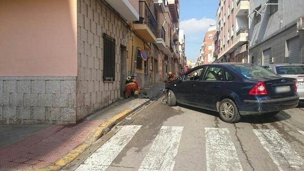 Un coche choca contra una fachada y provoca una fuga de gas en Manises