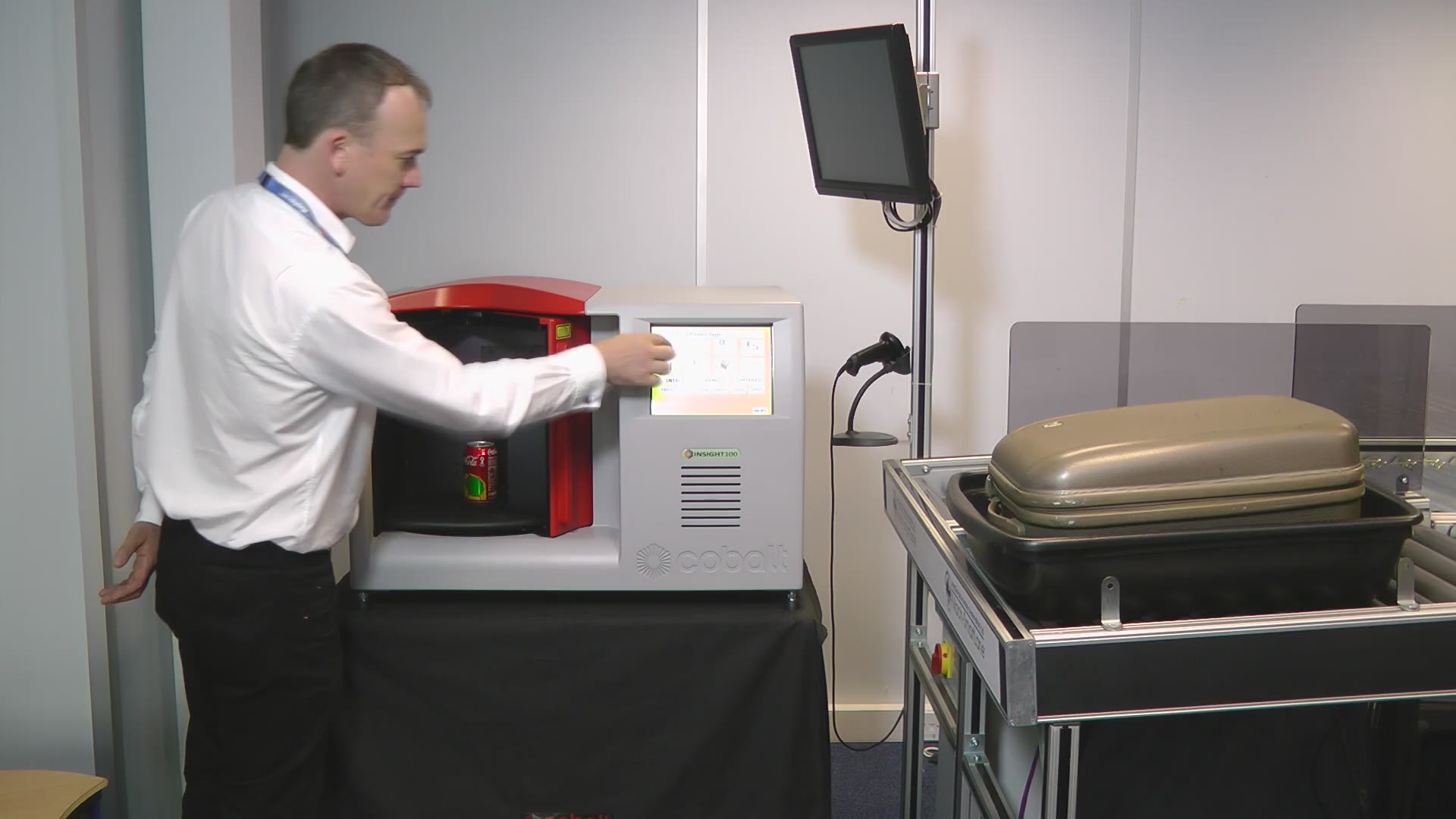 Un nuevo escáner de explosivos permitirá volver a subir líquidos a los aviones