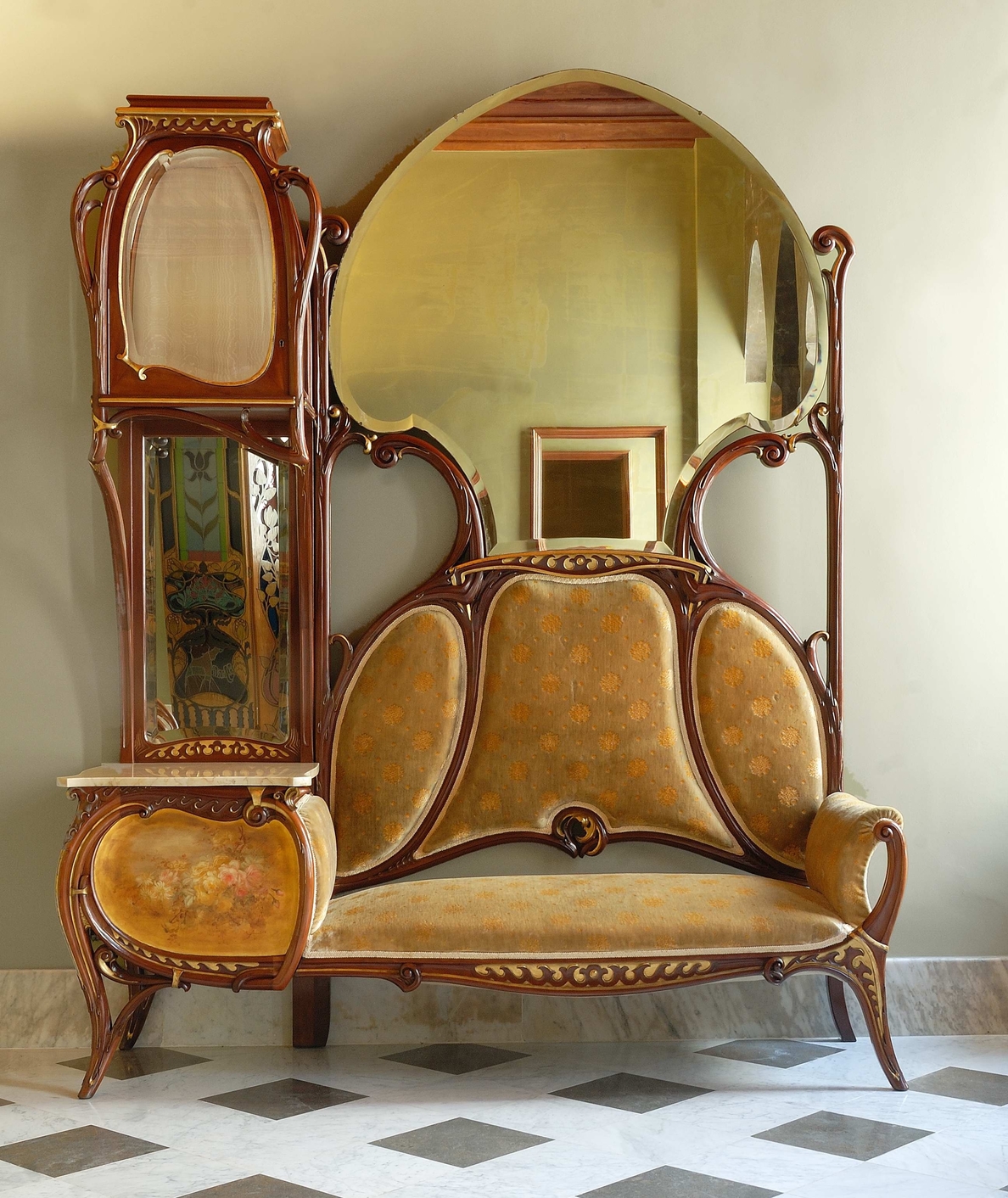 El Palau Güell reúne mobiliario emblemático modernista en su exposición permanente
