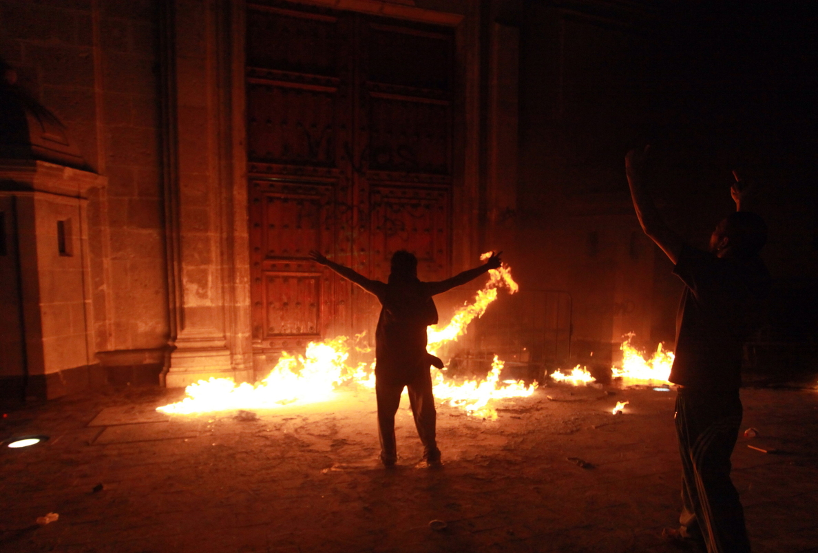 Incendian la puerta del Palacio Nacional en México tras una manifestación por los 43 estudiantes desaparecidos