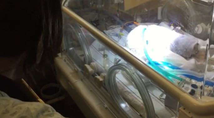 El vídeo de un padre cantando a su bebé que agoniza se vuelve viral