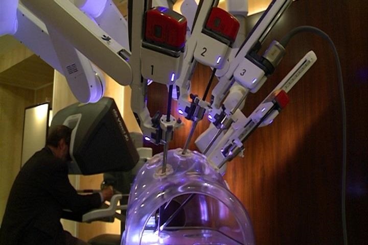 Exhiben en Madrid el Robot Da Vinci Xi, un sistema quirúrgico que hace la cirugía laparoscópica más intuitiva