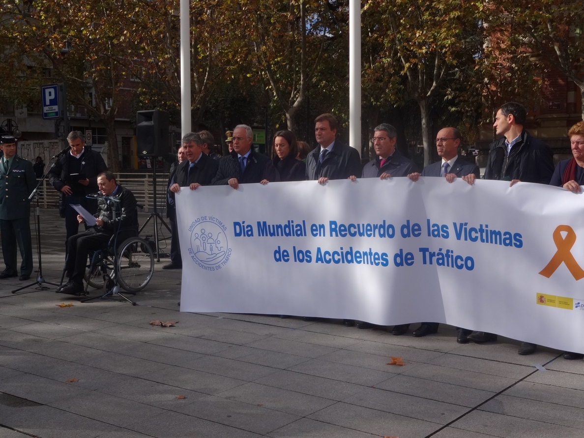 Un minuto de silencio y un manifiesto conmemoran el acto del Día Mundial en recuerdo de víctimas accidentes de tráfico