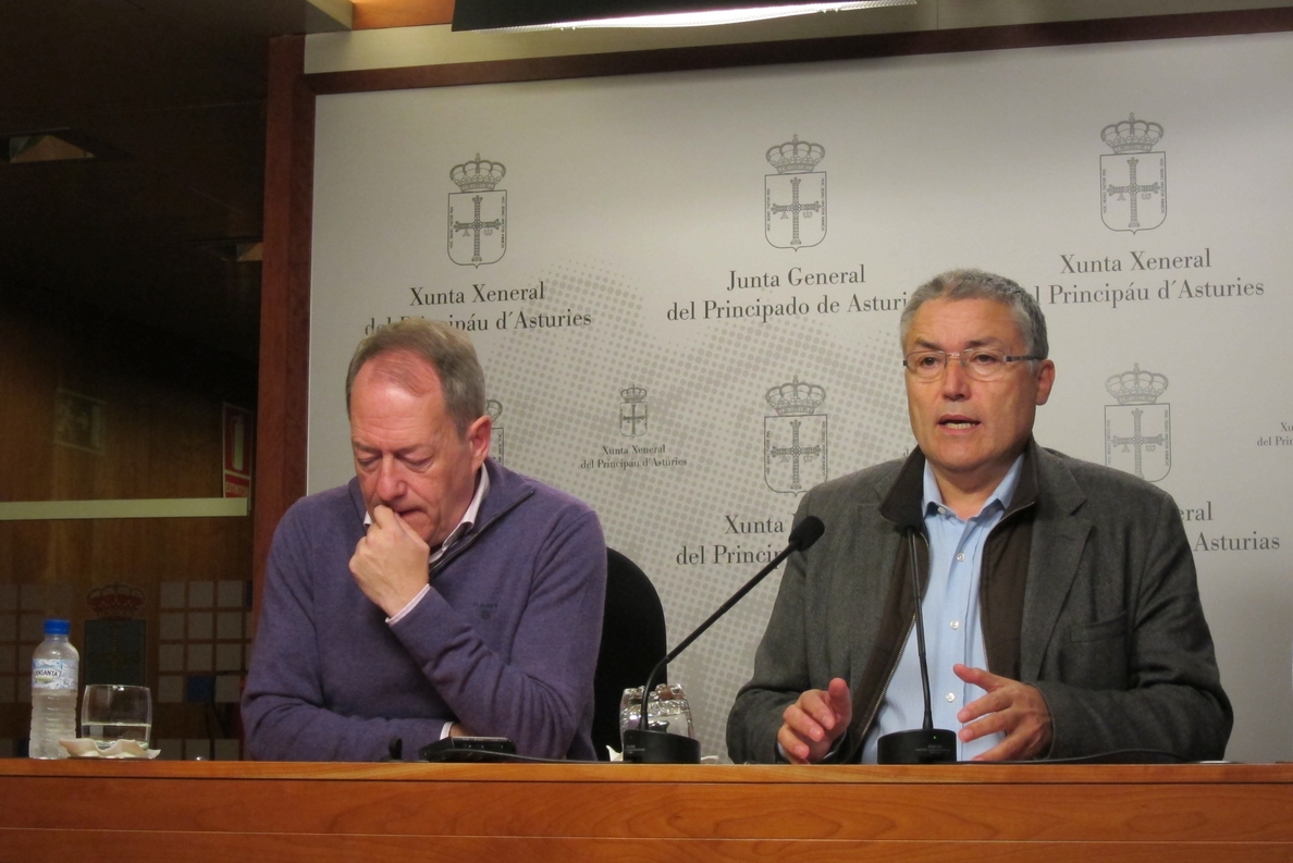 IU de Asturias sostiene que el acuerdo cuenta con el visto bueno de Sánchez (PSOE) y Rajoy (PP)