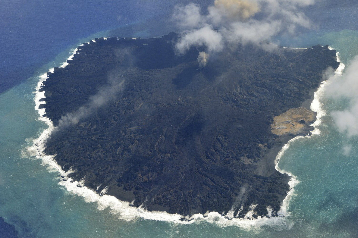 Una isla de Japón multiplica por nueve su tamaño por una erupción volcánica