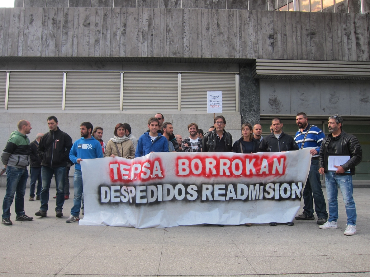 Trabajadores de Tepsa se concentran en Bilbao para reclamar que se mantenga el empleo en la planta de Zierbena