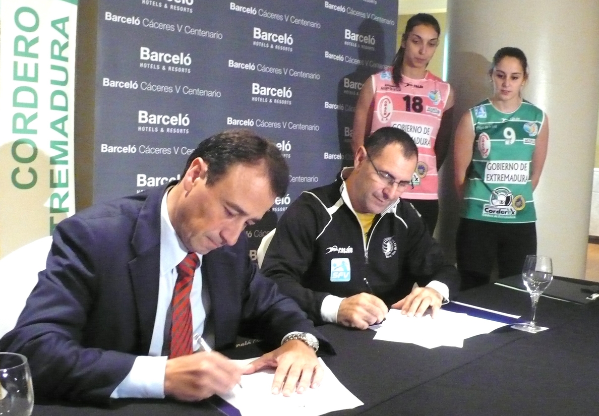 Corderex firma con el Club Femenino Voleibol Arroyo de la Luz para patrocinar la temporada