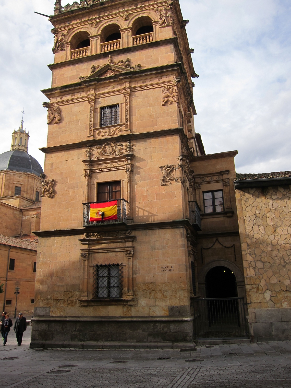 El Palacio de Monterrey de Salamanca luce un crespón negro por la muerte de la Duquesa de Alba