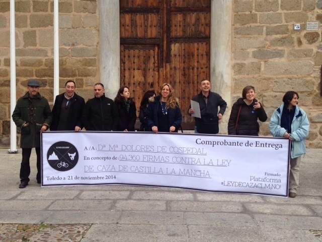 Entregan en el Palacio de Fuensalida 94.360 firmas pidiendo la retirada de la Ley de Caza de Castilla-La Mancha