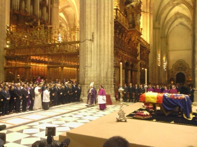 Una abarrotada Catedral recibe el féretro de la Duquesa de Alba para darle su último adiós