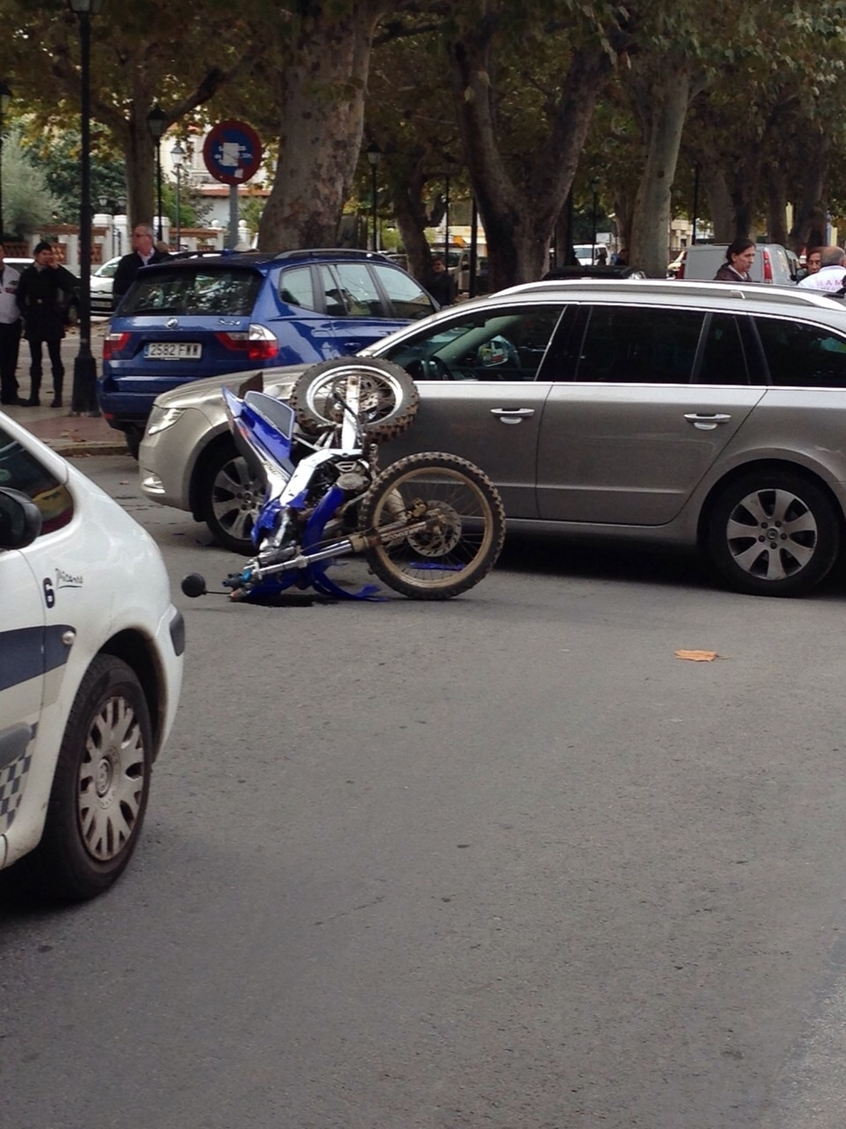Un joven de 18 años resulta herido al chocar su moto contra un turismo en Requena