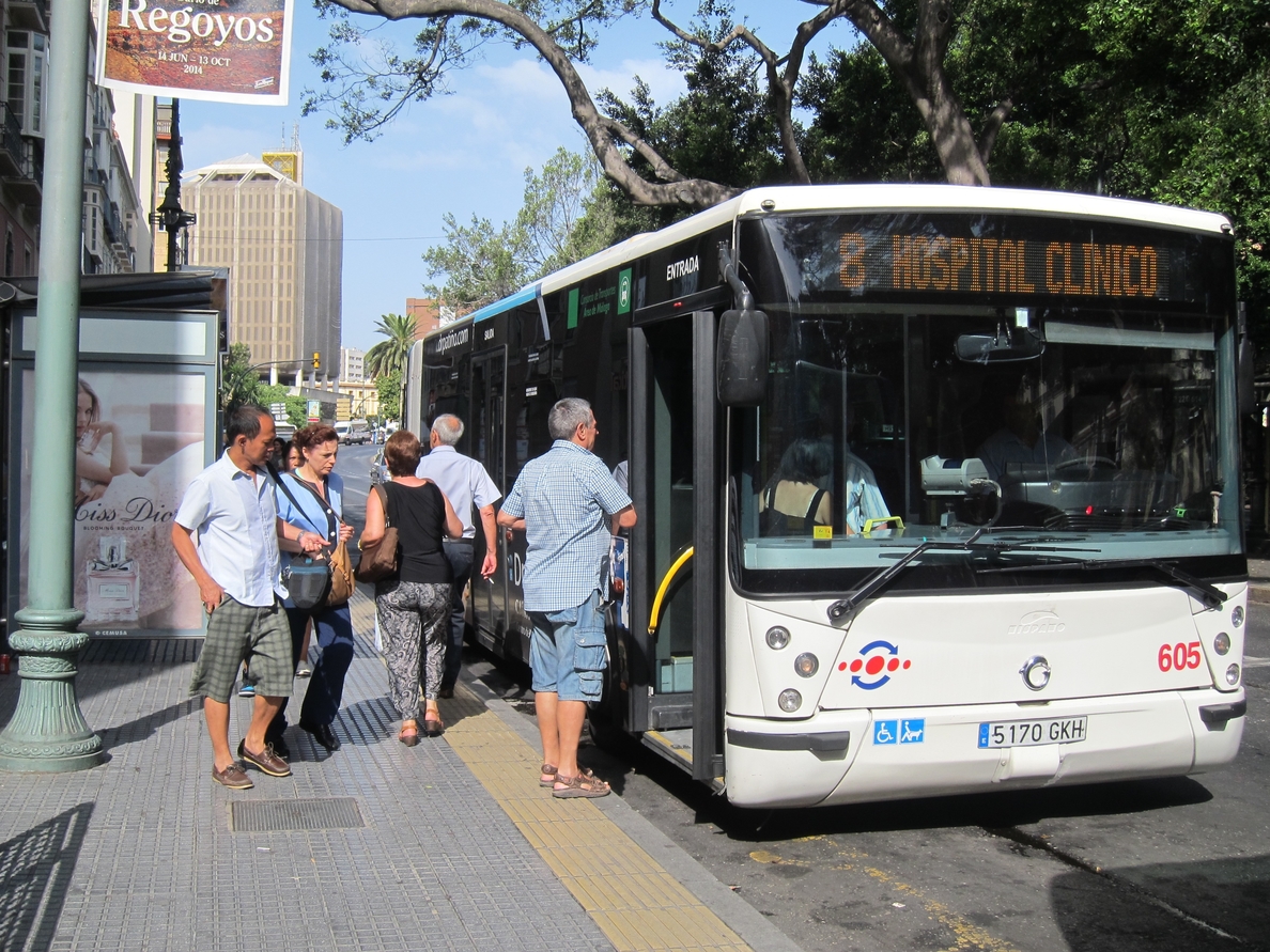 Todos los autobuses de Málaga capital contarán con cargadores para teléfonos y dispositivos móviles