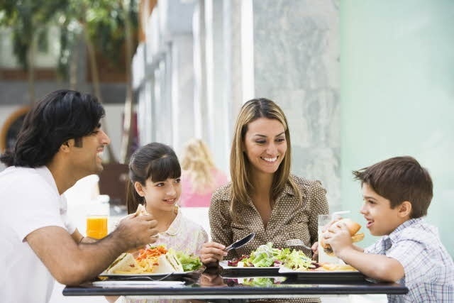 Comer en familia, clave para adquirir hábitos alimenticios saludables