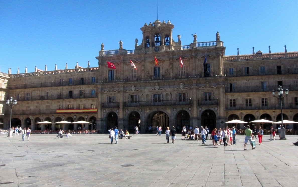 La Plaza Mayor de Salamanca se iluminará de malva este martes con motivo del Día contra la Violencia de Género