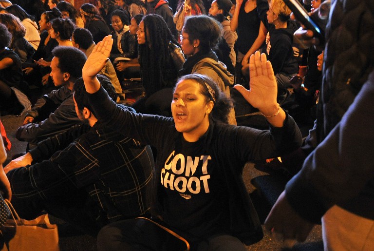 Más de 80 detenidos y disparos contra la Policía durante las protestas en Ferguson