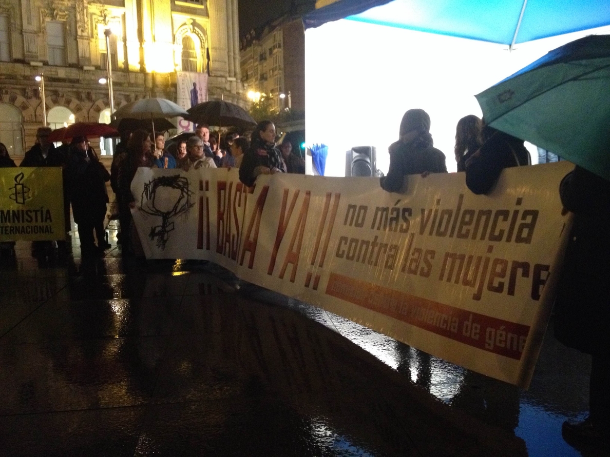 Unas 200 personas expresan en Santander su rechazo a la violencia de género