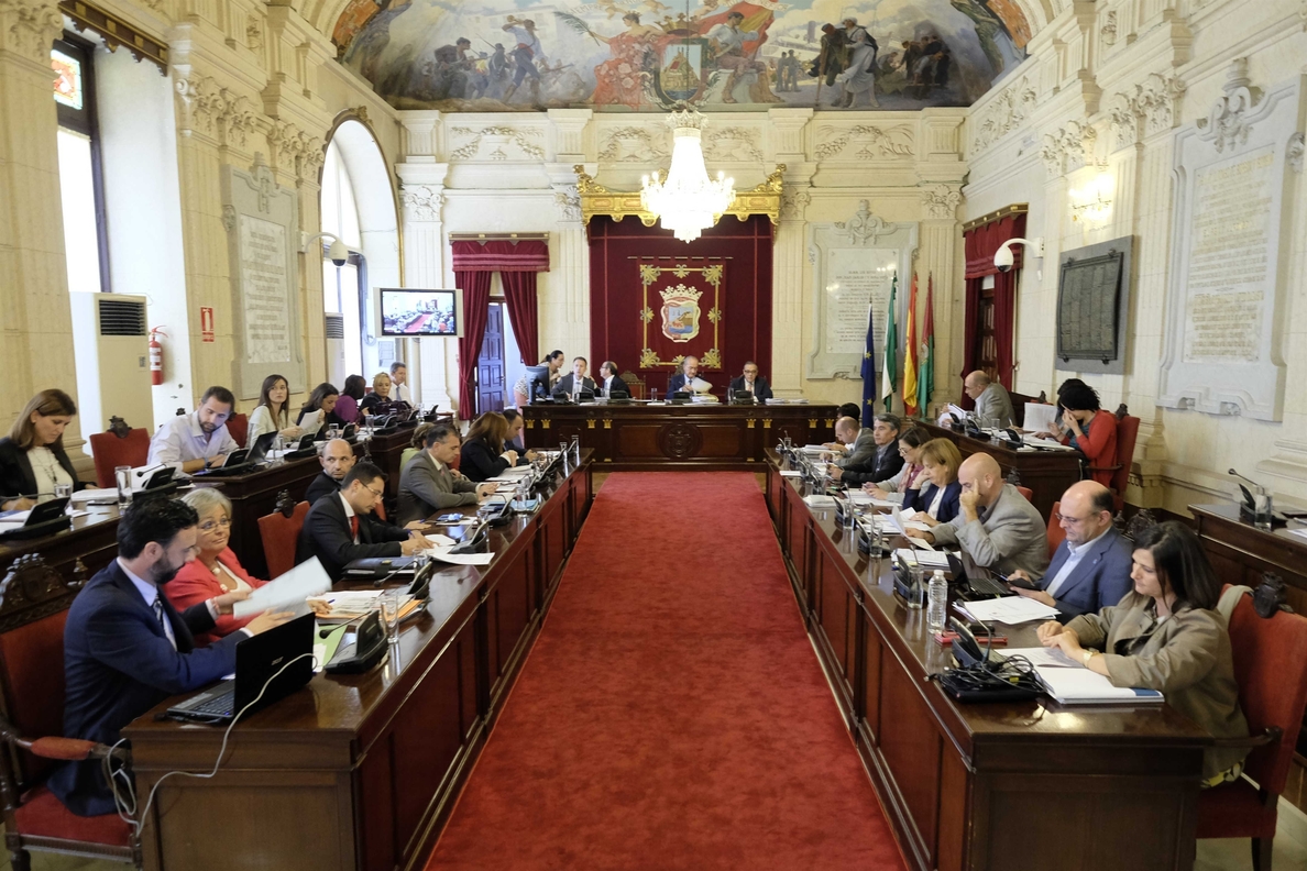 PSOE e IU pedirán explicaciones en el pleno de este jueves sobre la polémica con la grúa municipal