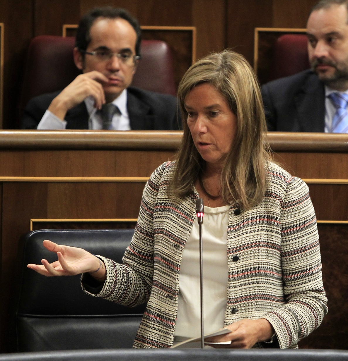Ana Mato descarta dimitir y de momento no se pronuncia