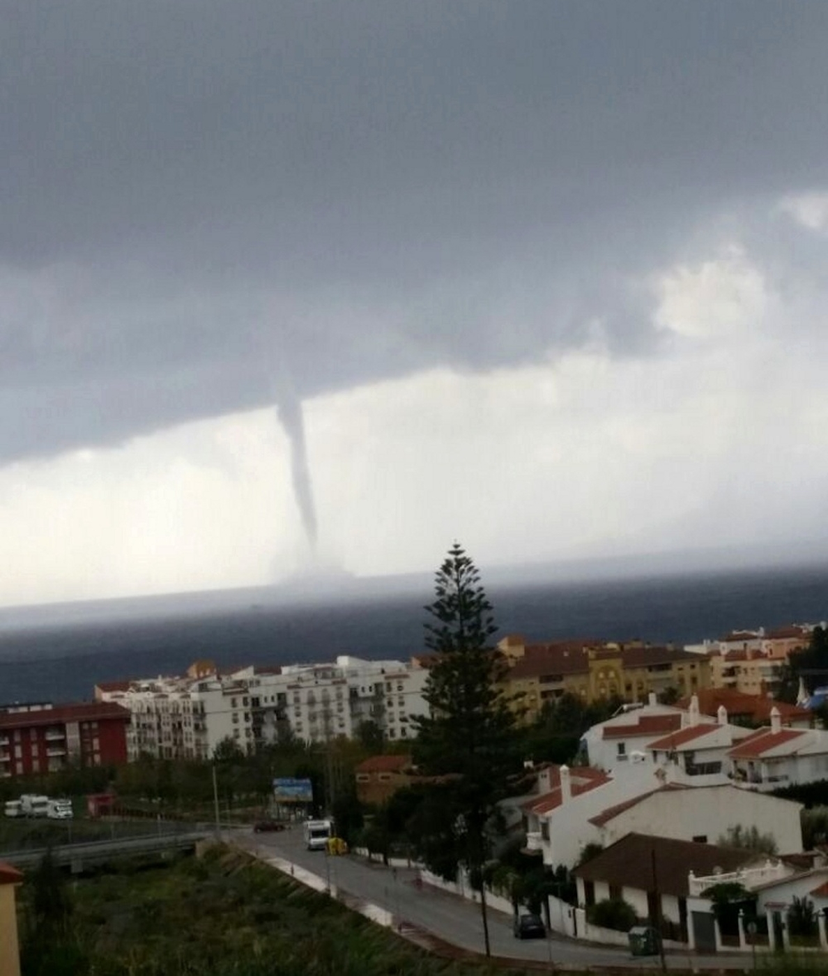 Técnicos de Aemet trabajan para calcular la intensidad del tornado que ha afectado este jueves a Torremolinos (Málaga)