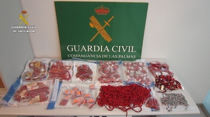 La Guardia Civil incauta en Gran Canaria productos de bisutería hechos con semillas tóxicas para la salud