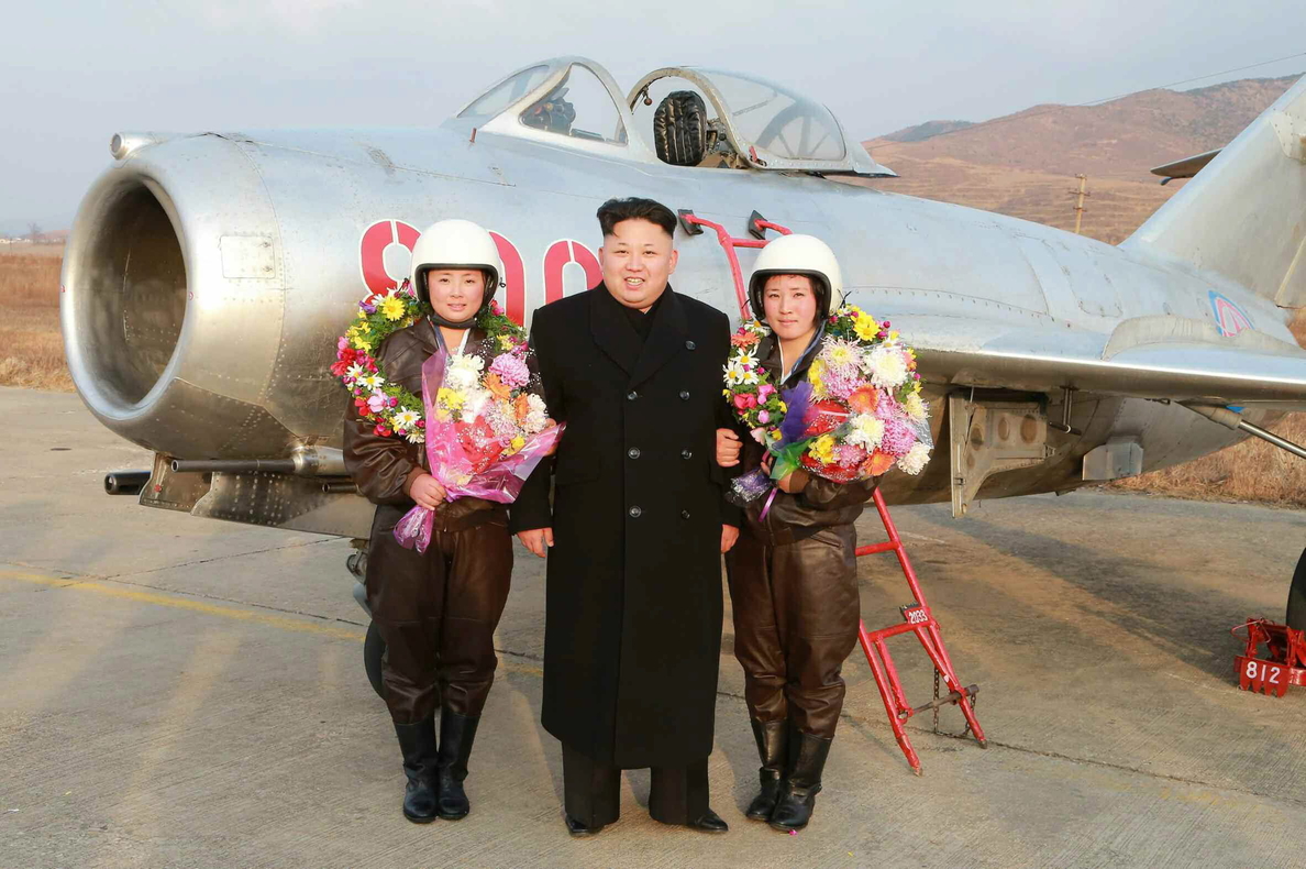 Kim Jong-un fotografía a las primeras mujeres pilotos de caza norcoreanas