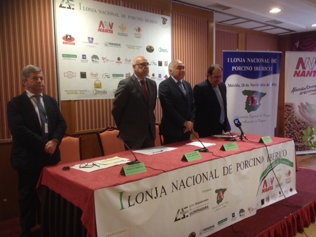 la I Lonja Nacional del Porcino Ibérico reúne en Mérida a los profesionales del sector de diversas regiones